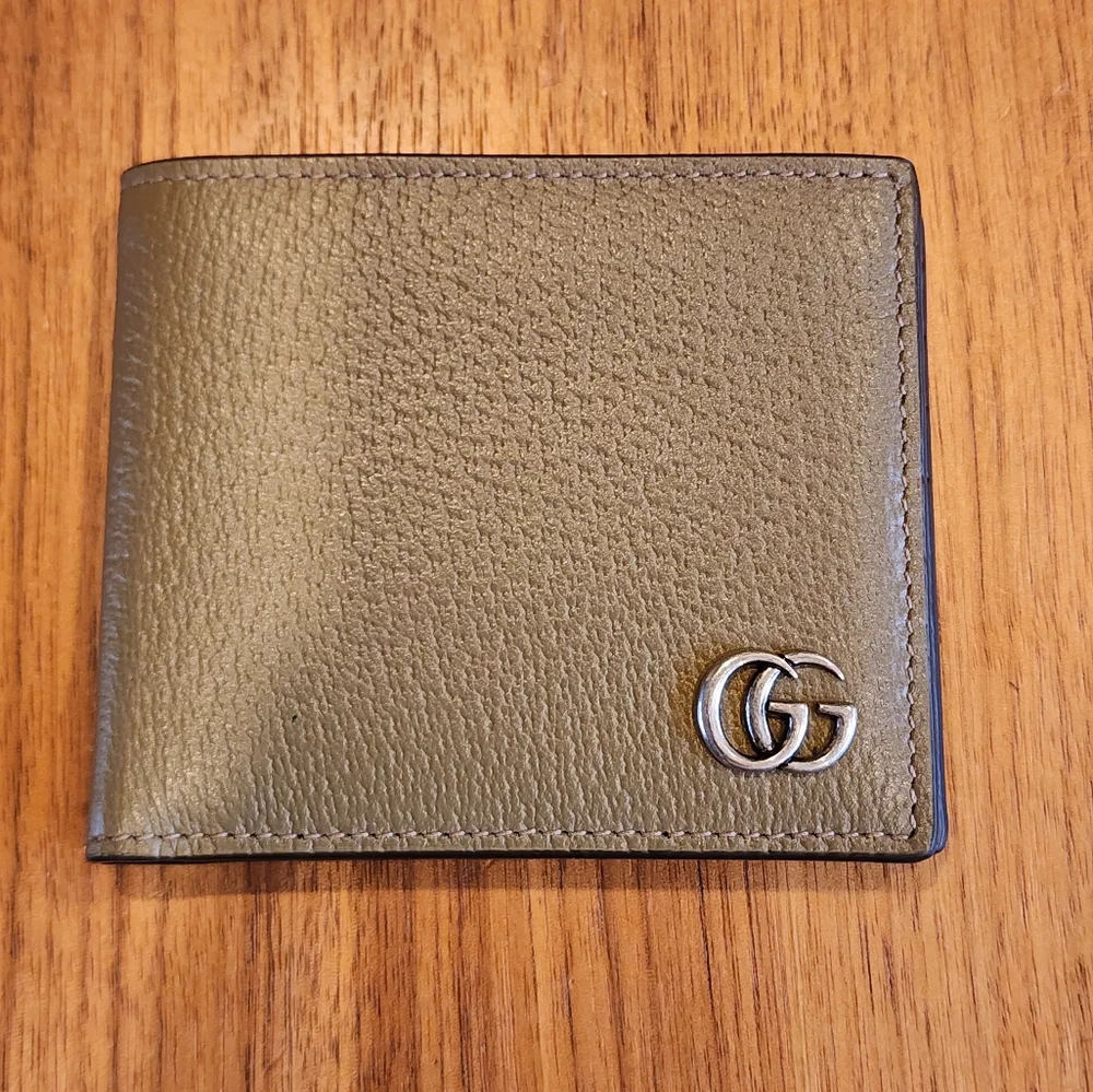 Brand New Gucci Men's Leather GG Logo Bi fold Wallet Green